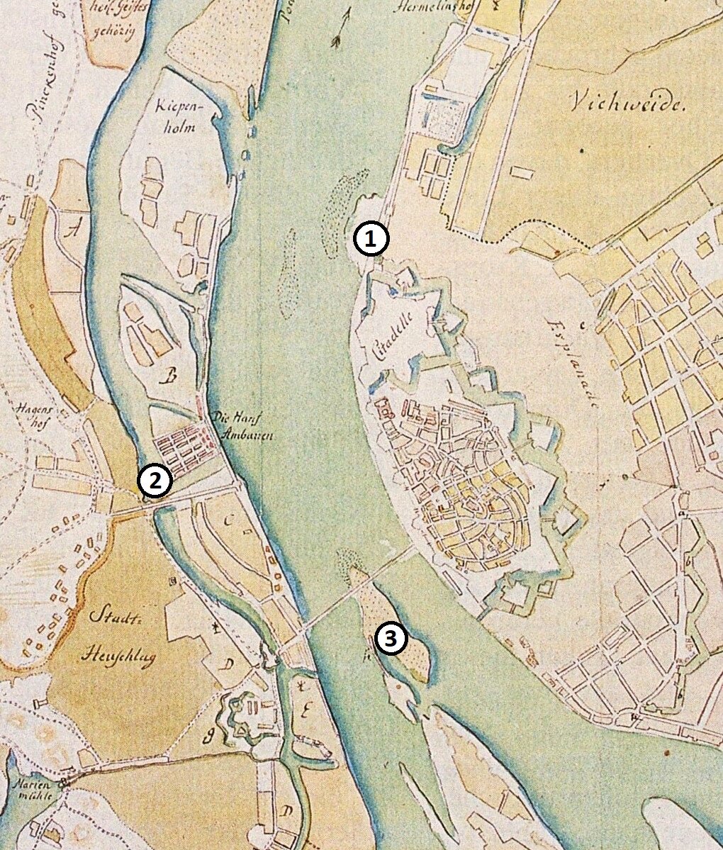 Места, где можно было купаться в Риге на рубеже XVIII и XIX веков. (1) за крепостью, (2) у амбаров, по сю сторону тамошняго моста к городу, (3) на Зандбанке между Газенгольмом и составленным из плотов мостом.LNB