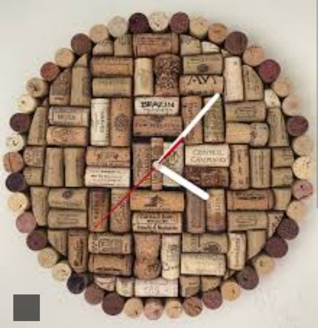 Настенные часы сделаны из пробок от вина
