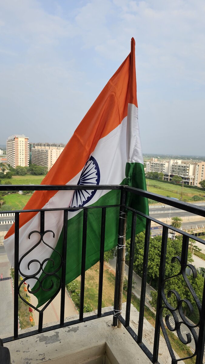 Флаг на балконе 11 этажа