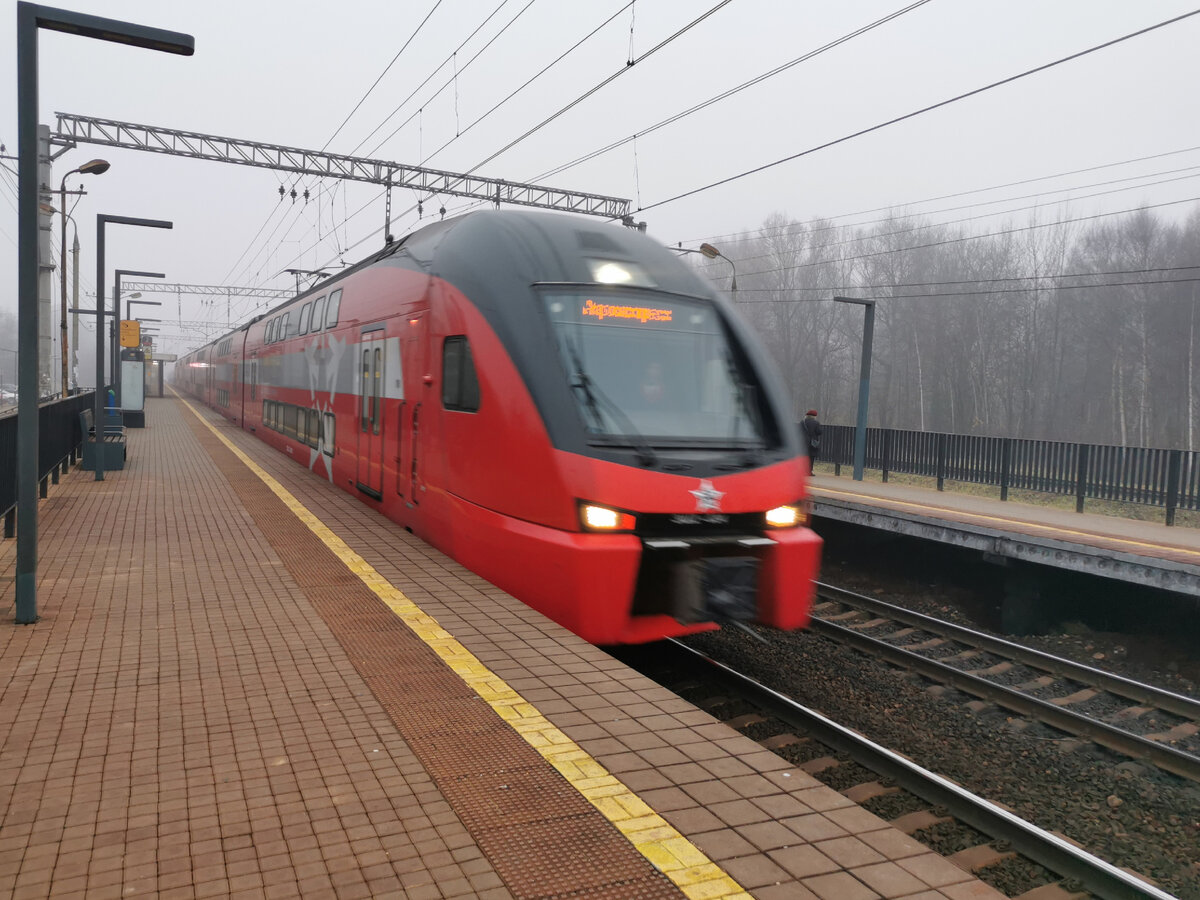 Аэроэкспресс Эщ2-024 мчит в аэропорт Шереметьево. 