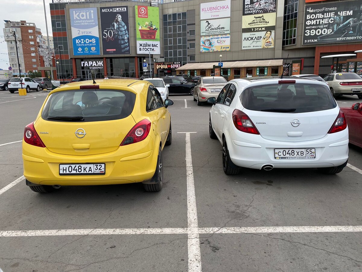 Как оказалось, наш город - это столица Опелей в вариации "Корса".  Один - из Омска, другой - из Брянка. Где ж они ещё могли ж встретиться-то? (Фото из личного архива автора (С), 2023).