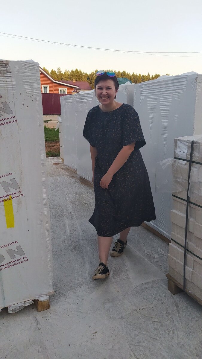 Но в этой статье я выложу фото из жизни)) Стою на фундаменте нашего дома, в котором живём уже полтора года! 