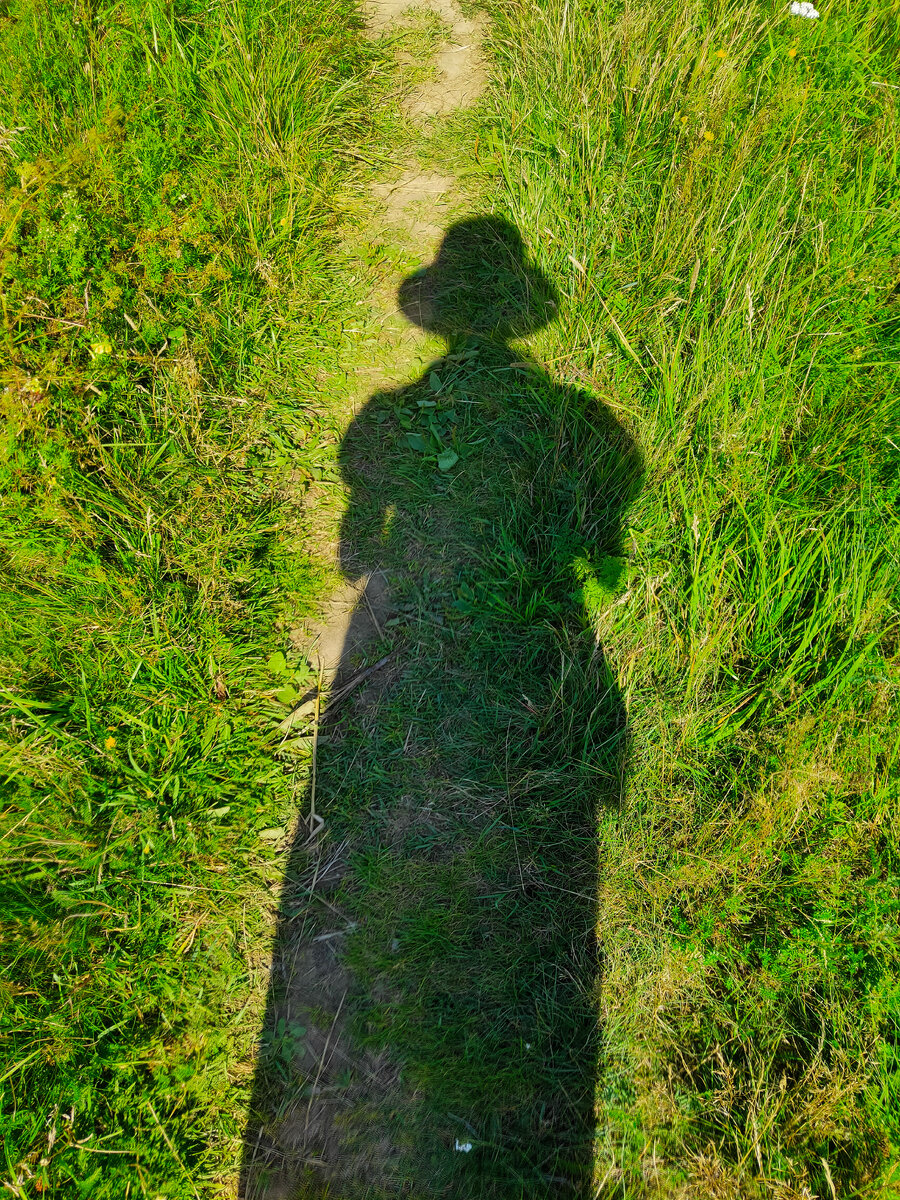 Это моя тень. Да, я тоже в шляпе. 