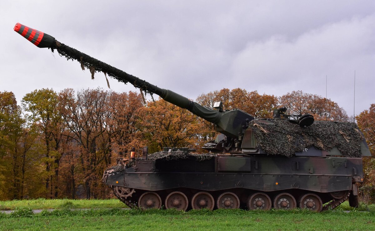 НЕМЕЦКАЯ САМОХОДНАЯ ГАУБИЦА PANZERHAUBITZE 2000. ФОТО: IMAGO/SVEN ECKELKAMP/GLOBALLOOKPRESS