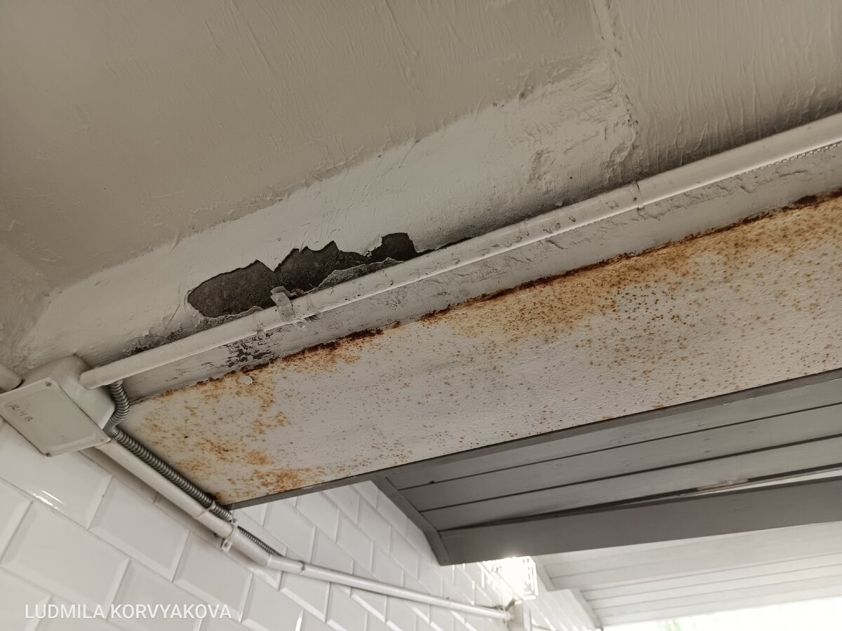    Потолок подземного перехода в Петрозаводске начал постепенно обваливаться Людмила Корвякова