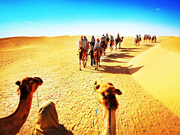 Приветствие солнцу на отдыхе в Тунисе