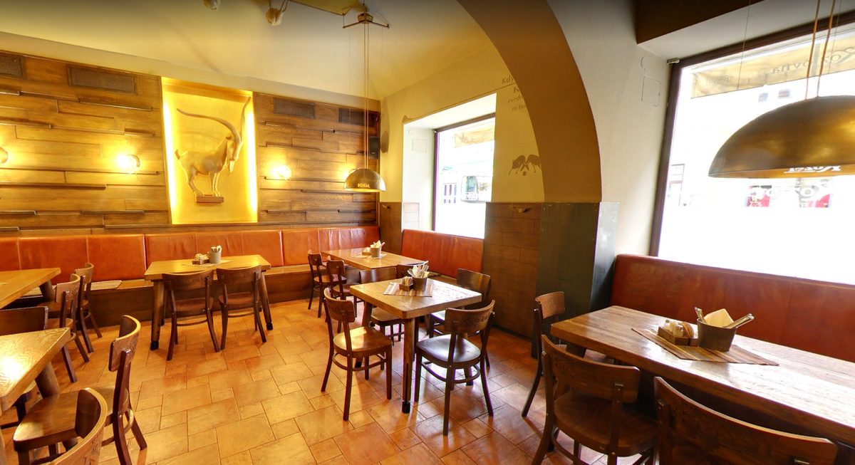 Позади виднеется фигура козла, символа этого ресторана