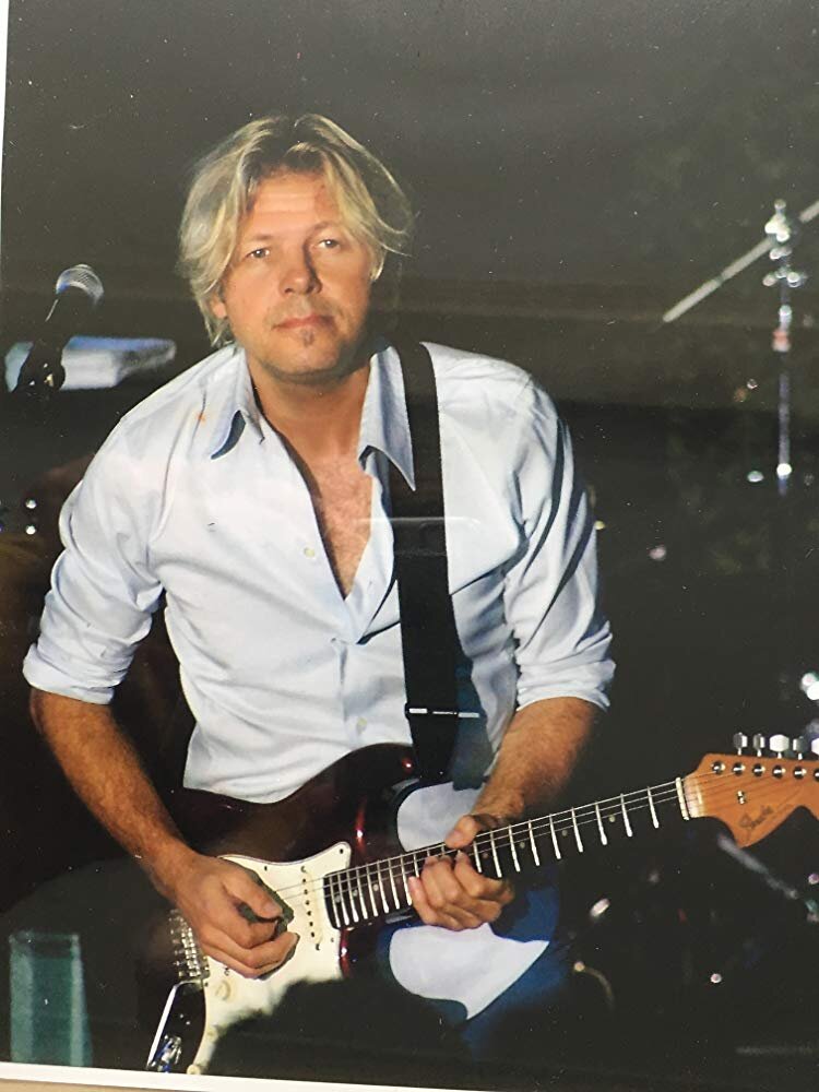 Фото с сайта https://www.imdb.com. Случайно нашел эту фотографию. Она либо очень любительская, либо очень профессиональная. Но есть в ней что-то. Мне понравилась гораздо больше, чем официальные фото.