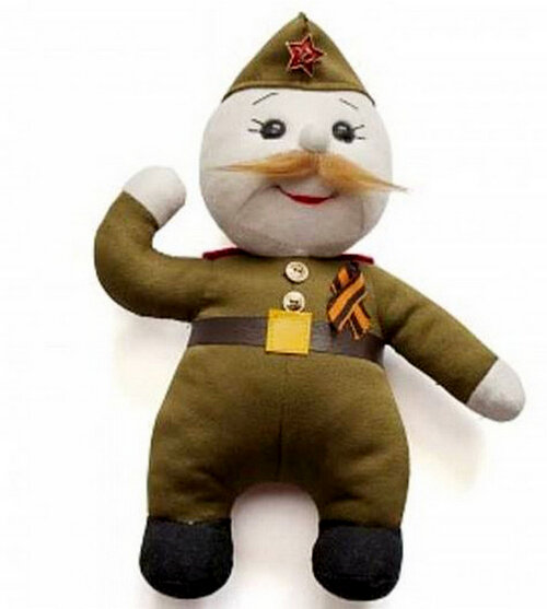 Перед тем же Днём Победы в Интернете наделала шороху… мягкая игрушка. Тряпичная кукла – «текстиль, наполнитель» - действительно была весьма необычной. И с виду, и по названию. «Ветеран» - так назвал её изготовитель. И обрядил в подобие солдатской формы Великой Отечественной войны.