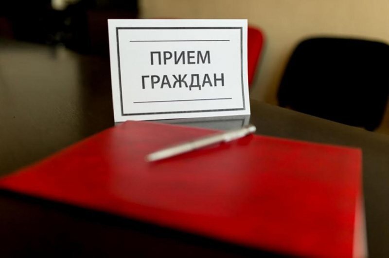 Почти 340 обращений граждан были рассмотрены органами власти Кубани в единый день приема граждан 3 июля.По данным пресс-службы администрации Краснодарского края, чаще всего с вопросами (и жалобами) к представителям ведомств обращались жители Новороссийска, Анапы, Туапсинского, Усть-Лабинского и Курганинского районов.

  С августа прошлого года еженедельно администрация региона организует приемы граждан по видеосвязи. Они проходили в ряде муниципалитетов, согласно графику. С 3 июля приемы проводятся в новом формате – озвучить свои вопросы руководителям краевых органов исполнительной власти каждую среду могут жители всех 44 муниципалитетов.

Как сообщили в департаменте внутренней политики, 3 июля на связь с муниципалитетами вышли все региональные ведомства, было рассмотрено 339 обращений.

– Больше всего вопросов было адресовано министерству ТЭК и ЖКХ, министерству транспорта и дорожного хозяйства, департаменту имущественных отношений Краснодарского края, министерству здравоохранения, – отметили в ведомстве.
Так жительница хутора Кадухин Некрасовского сельского поселения попросила помочь с урегулированием правовых вопросов, препятствующих открытию фельдшерско-акушерского пункта.
 
 Мы помним, что хуторяне давно просят решить вопрос – в станицу Некрасовскую (центр сельского поселения) за медпомощью ездить крайне проблематично, особенно тем, у кого нет машины. Проблеме уже не первый год, но как мы помним, руководство тогда еще муниципальной Усть-Лабинской ЦРБ ссылалось на то, что из-за малого числа жителей хутора, организовывать ФАП в данном населенном пункте не целесообразно. Обращение взято на особый контроль в минздраве, а будет ли с этого толк.

  Для получения подробной информации о том, как гражданину можно принять участие в видеоприеме, необходимо обращаться в администрацию своего муниципалитета. 
Следующий единый день приема граждан по видеосвязи состоится 10 июля. Поэтому если у кого-то есть вопросы к краевым властям или жалобы, обращайтесь в районную администрацию и уточняйте алгоритм действий. 