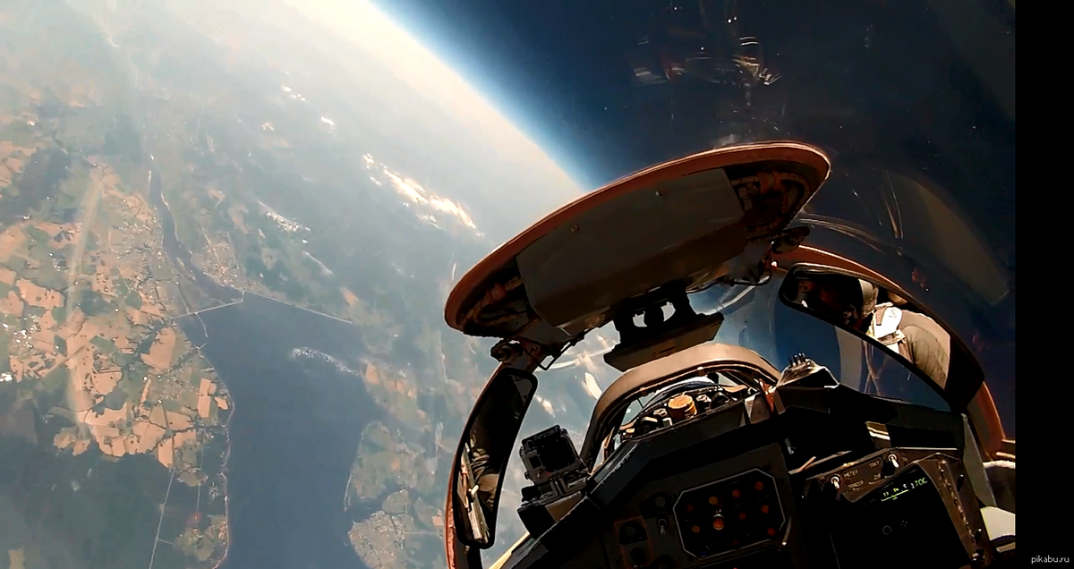 Вид из кабины МиГа на высоте 18 км. Уже видно черное "космическое" небо. Если бы Олимп был на Земле, до вершины оставалось бы еще 8 км, или почти треть.