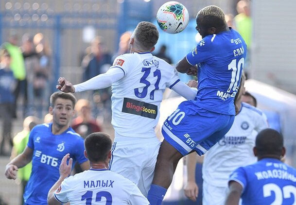 Сильвестр Игбун (справа), который перешел из "Уфы" в "Динамо", вновь не забил. Фото fcdynamo.ru