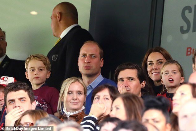 Кейт и Уильям с Шарлоттой и Джорджем посетили футбольный матч (фото+видео)