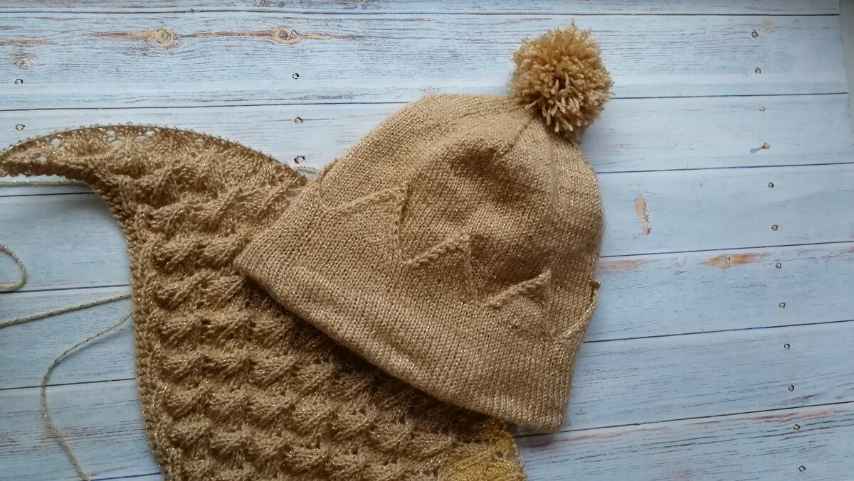 Шапочка-корона из золотистой пряжи.