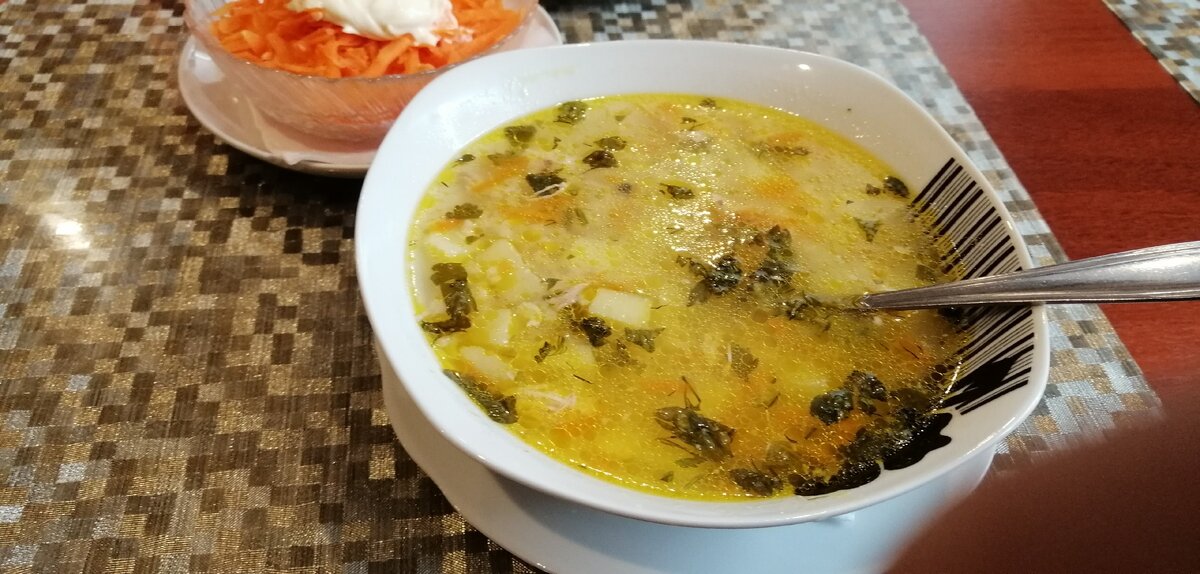 Суп вкусный, но ничего сверхъестественного. Небольшие кусочки куриной грудки, картофель, рис, лук и зелень. Для уровня столовой очень хороший суп. 