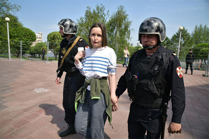Парки и скверы для протестующих - комфортная среда обитания, они поэтому их и защищают.
