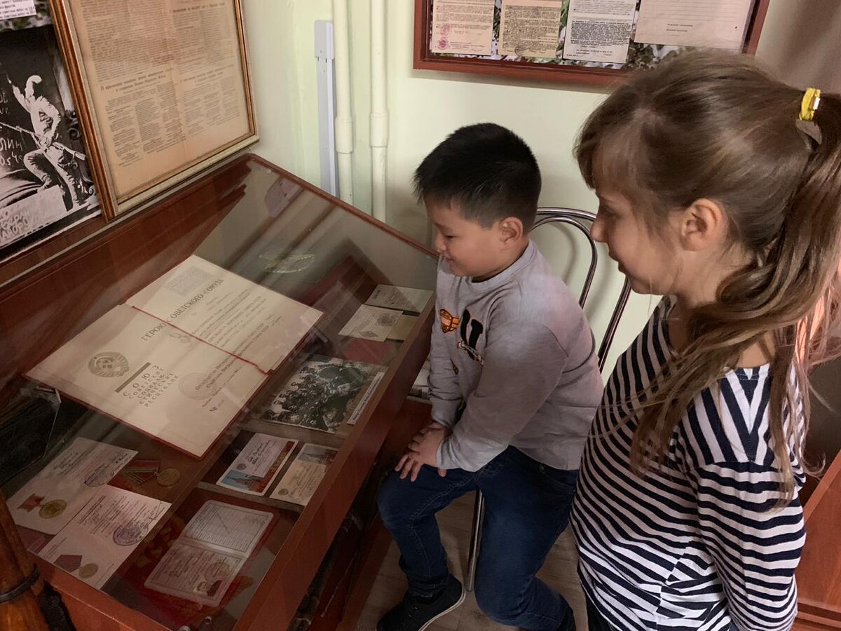 Знакомство с личными вещами Рыжкова И.Е. в музее ГБОУ Школа №1476