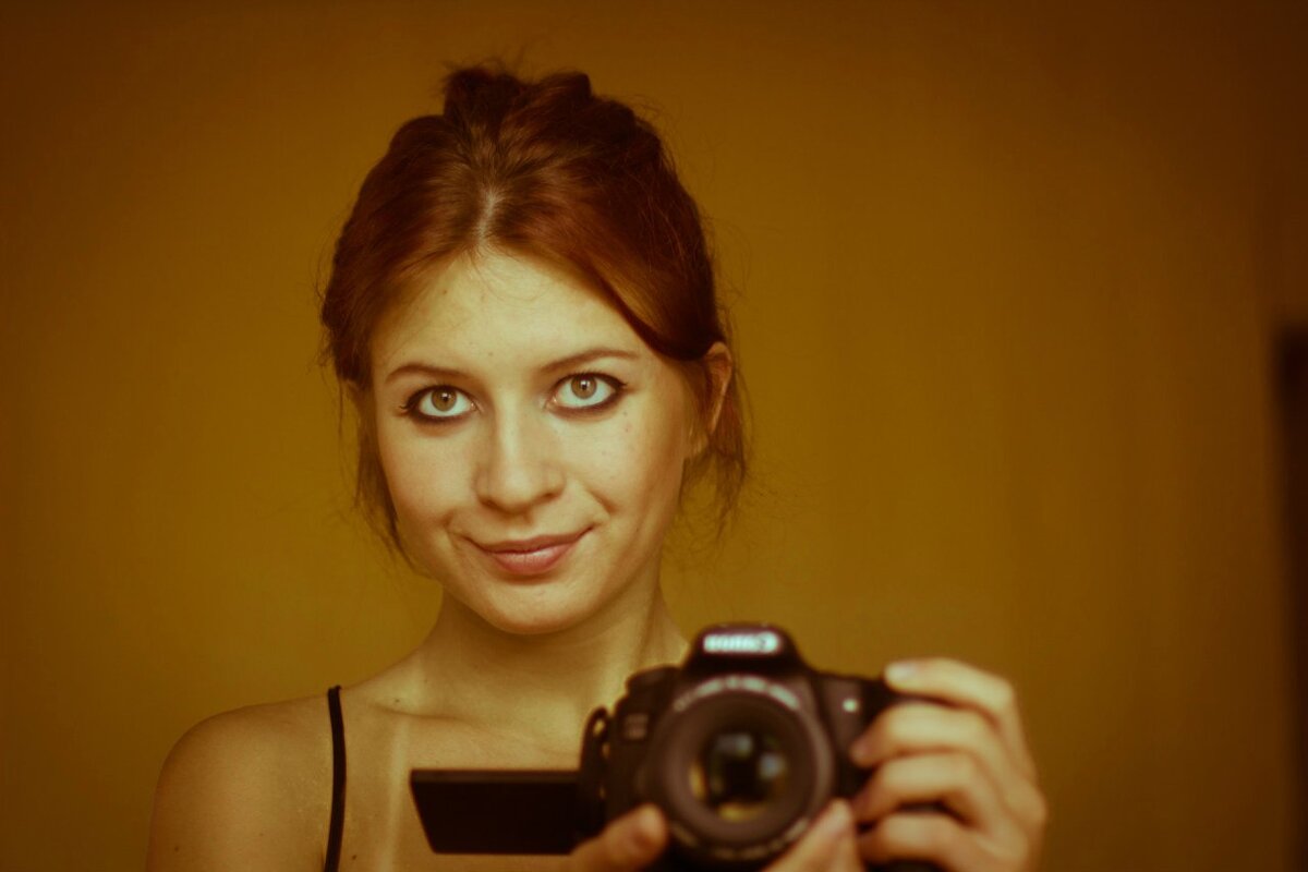 90% фотографий, что я использую сейчас - сделаны мною лично. Чужие фото я беру сугубо из бесплатных стоков, которые дают разрешение на публикацию. Все чинно и законно.