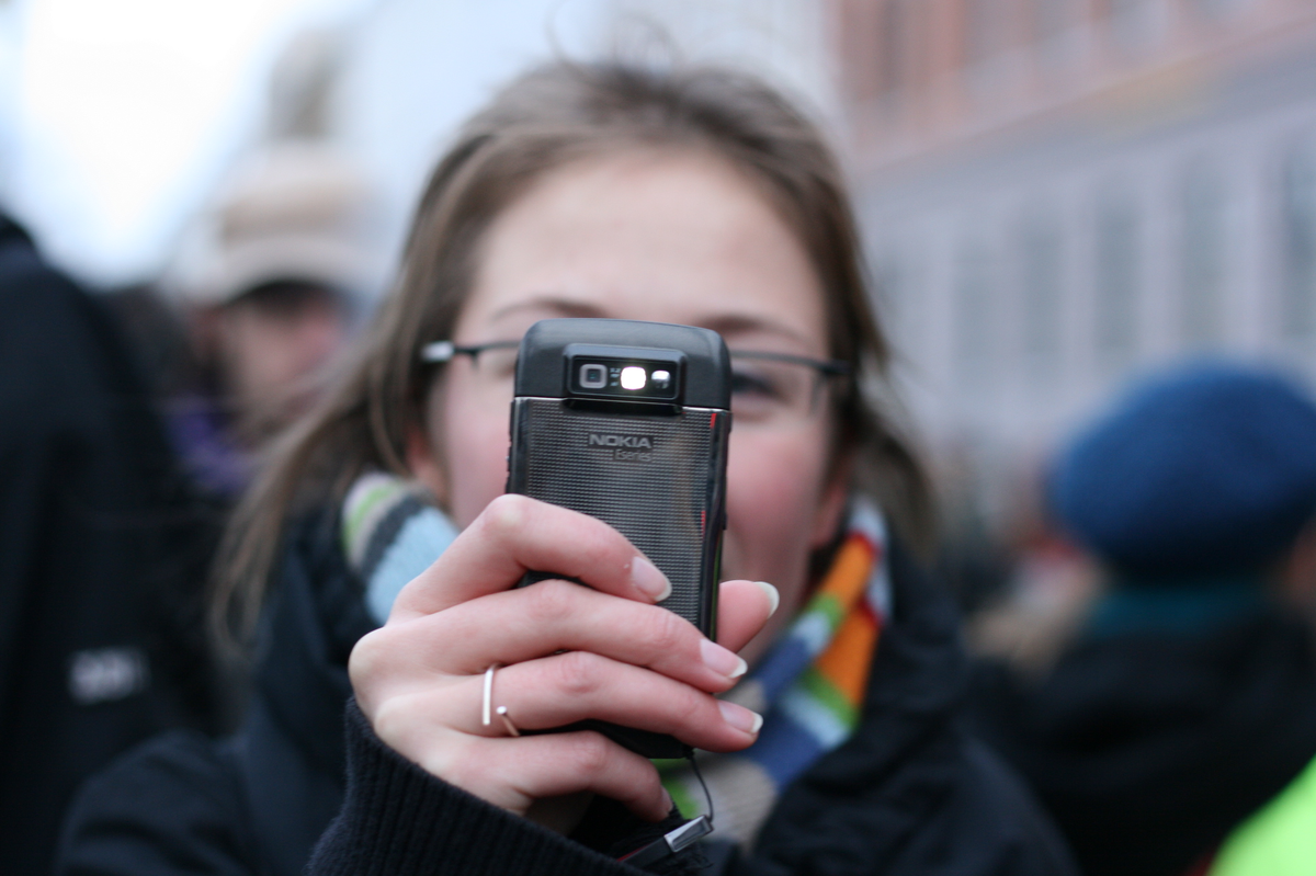 Новости на главном экране телефона. Видеосъемка на телефон. Подросток со смартфоном. Человек фотографирует на телефон. Человек с телефоном.