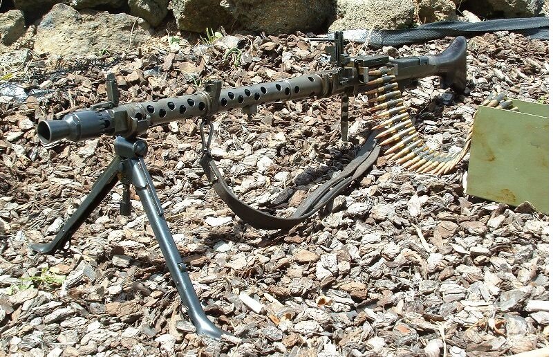 На фото MG-34. Ещё одним недостатком данного пулемета являлось плотное расположение деталей, что приводила к частым осечкам и поломкам. Оружие оказалось очень чувствительным к воздействию внешних факторов. 