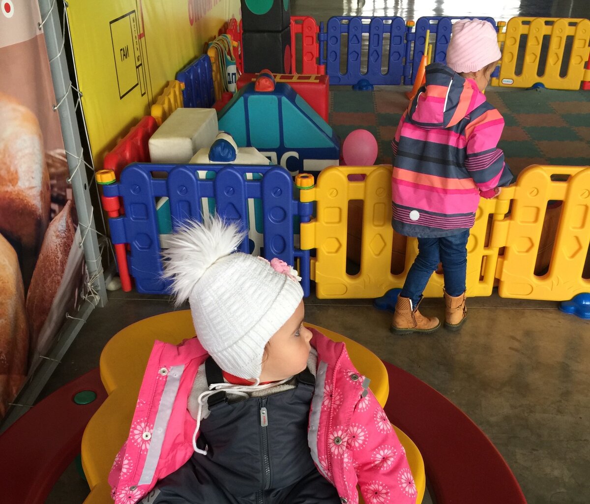 Детские уголки хоть и не очень интересные, но зато приятно что они есть))