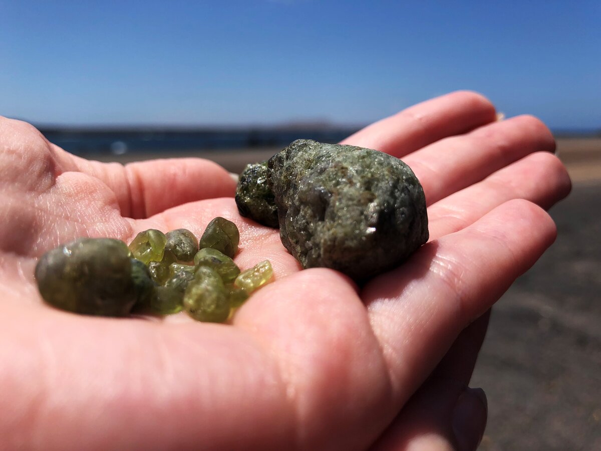 Стекляшки оказались драгоценным камнем оливином или хризолитом