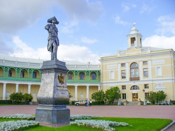 https://travelcultura.com/must-see-places/an-essential-guide-to-royal-palaces-in-saint-petersburg/