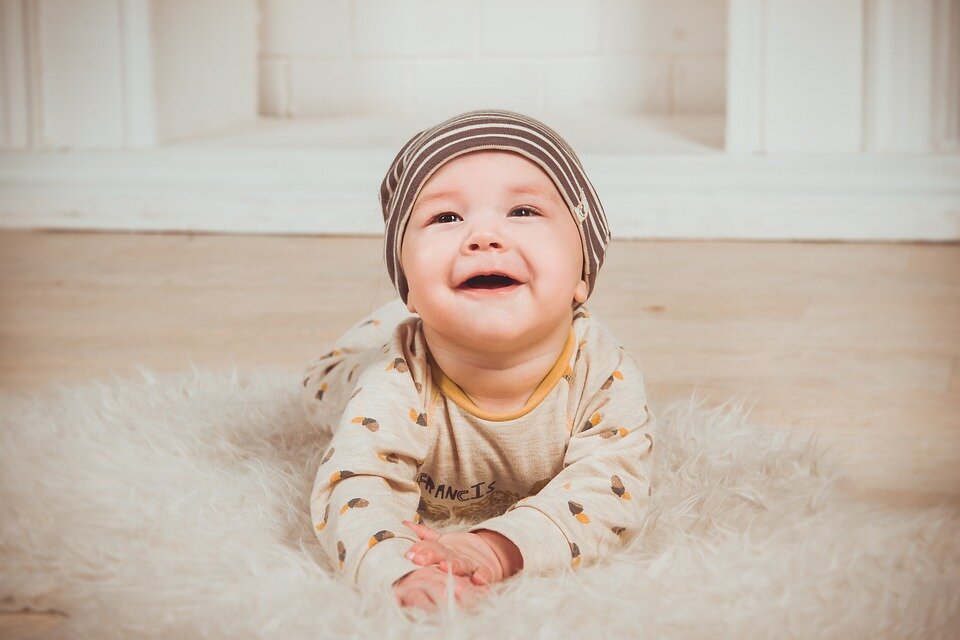 https://pixabay.com/photos/babe-smile-newborn-small-child-boy-2972221/