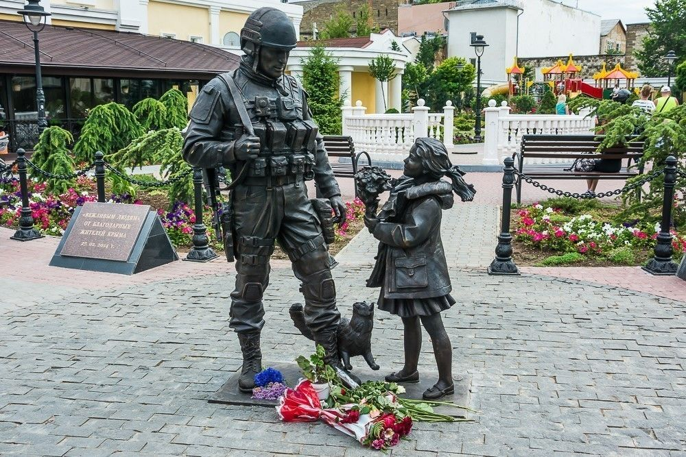 Памятник "вежливым людям" в Симферополе