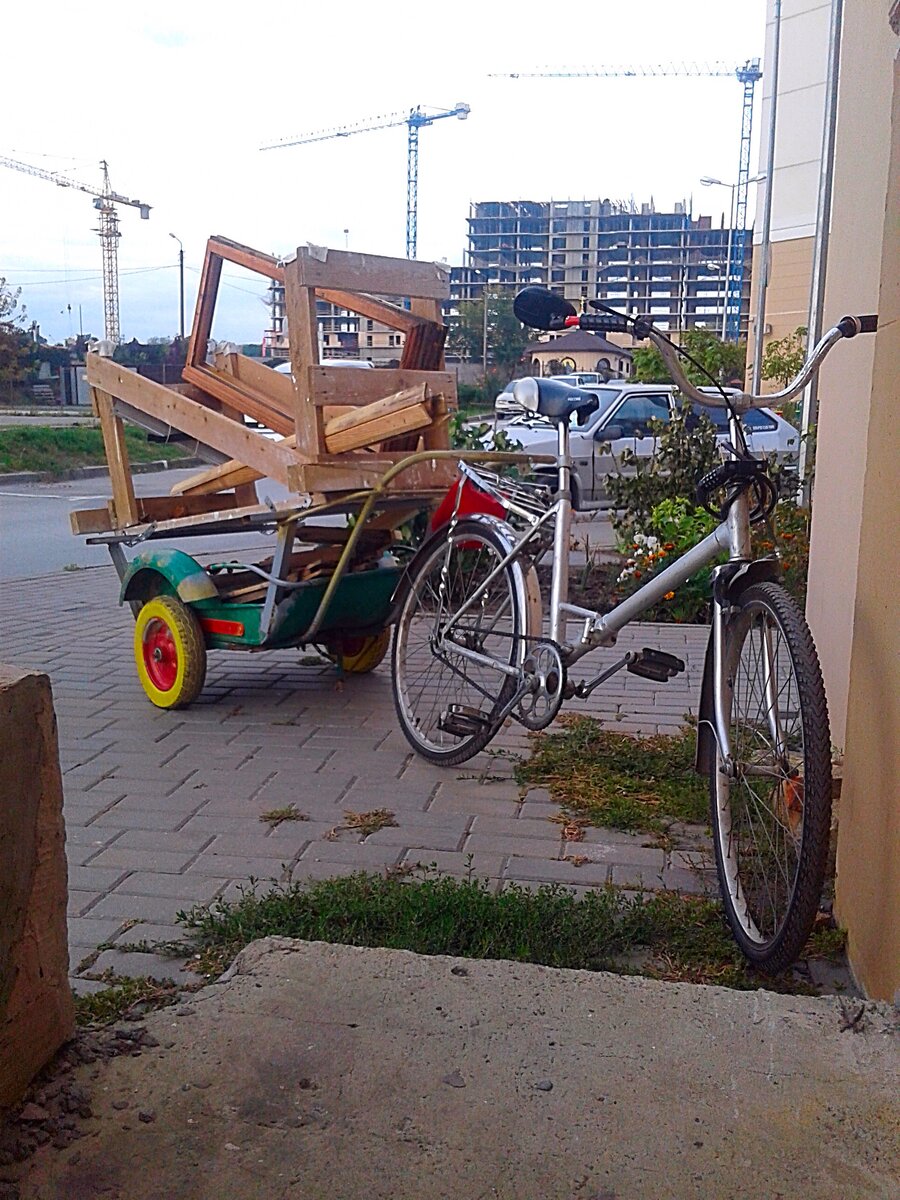 Машиной пришлось бы делать три рейса.