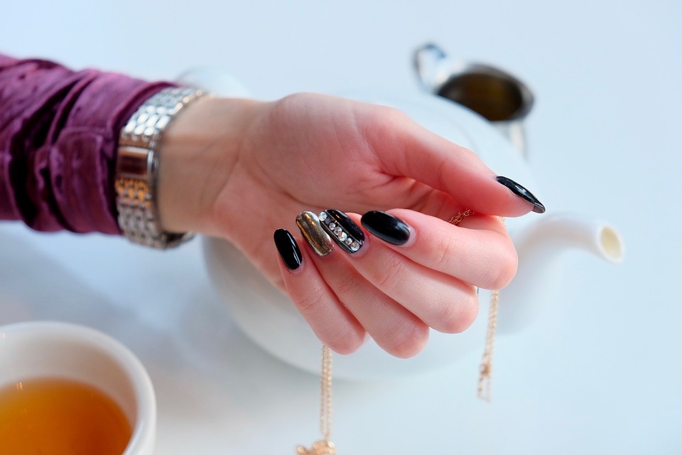 https://pixabay.com/photos/beautiful-woman-nails-hands-4061132/