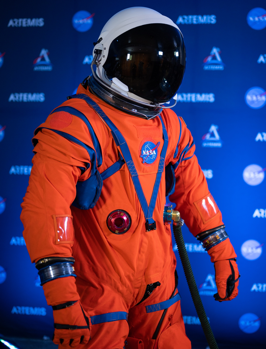 Скафандр НАСА оранжевый. Комбинезон Космонавта НАСА. Скафандр Космонавта НАСА. Костюм Космонавта НАСА.