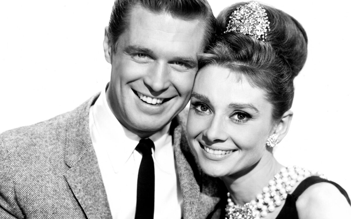 Breakfast at tiffany's english. Завтрак у Тиффани фильм 1961. Одри Хепберн завтрак у Тиффани. Одри хепбёрн в фильме завтрак у Тиффани. Завтрак у Тиффани фильм 1961 Одри Хепберн.