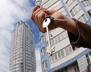 Список необходимых документов для регистрации ипотеки.
    •	Уставные документы банка (устав, выписка из ЕГРЮЛ, доверенности, приказы).
    •	Все документы по условиям сделки (кредитный договор, договор залога, закладная).
    •	Документация по недвижимости (свидетельства, справка БТИ).
    •	Платежное поручение на госпошлину.
    •	Заявление.
  Кредит на жилье обладает двумя видами залога:
    • Залог в силу закона. 
Благодаря ему банк может, без особых проблем забрать квартиру у заемщика, если последний допустит просрочку и станет должником. Применяется в условиях целевой ипотеки.
    • Залог в силу договора. 
  Направлен на уже имеющейся у заемщика залог в виде недвижимости. В случае форс-мажорных обстоятельств и невыплаты ежемесячного платежа, у банка могут возникнуть проблемы с отчуждением данного залога.
  Стоит обратить внимание, что это временный процесс в результате которого, квартира при любом раскладе достанется кредитору. Связан он с предоставлением муниципального жилья в случае, если залоговая недвижимость является единственным местом жительства должника.
    Проценты, указанные в договоре могут иметь две разновидности:
    • Фиксированные с графиком платежей. Клиент знает, какую сумму ему необходимо платить ежемесячно. Она отображается в его графике выплат и была указана ранее при подписании условий займа.
    • Плавающая ставка. Проценты ежемесячно пересчитываются на остаток задолженности. Погашение кредита идет на понижение. Первые платежи идут максимальными суммами, последние минимальными.
  В условиях ипотеки часто прописывают различные комиссии. В большинстве случаев они незаконны и оспариваются по суду. Например, комиссия за ведение ссудного счета, может достигать нескольких сотен тысяч рублей, что является значительной суммой, для многих заемщиков.
 Досрочное погашение ипотеки законом не запрещено. Оно бывает двух видов: частичное и полное.
Если заемщик оплачивает суммы больше, чем ежемесячный платеж, то при плавающей ставке ему обязаны пересчитать проценты на остаток, а при фиксированной вернуть деньги, за досрочное погашение, учитывая срок займа и оставшуюся задолженность.
Если банк этого не делает, необходимо составить жалобу в ЦБ и обратиться в суд.
Многие клиенты отказываются брать, ипотеку ошибочно полагая, что не смогут ее вовремя выплатить. На самом деле необходимо заранее просчитать семейный бюджет и тогда на таком кредите можно даже заработать, например, сдавая недвижимость в аренду.