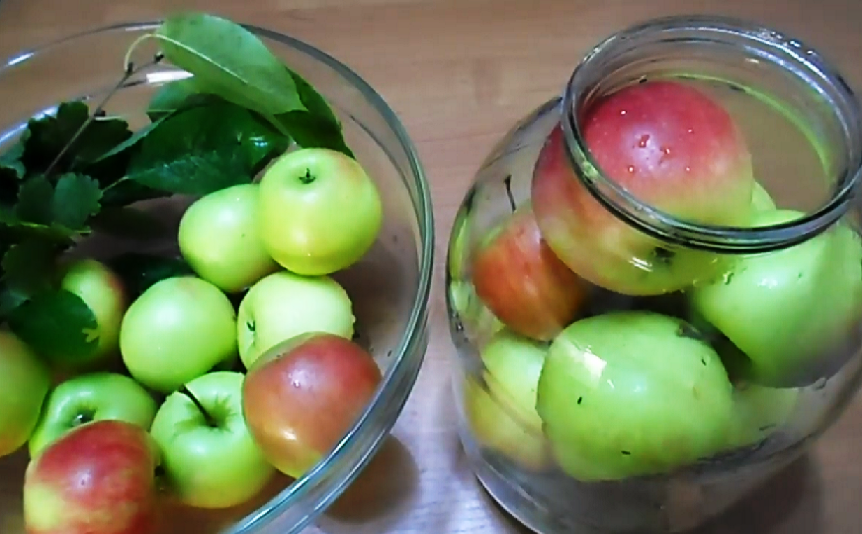Рецепт моченых яблок в банки. Яблоко в воде. Квашеные яблоки. Яблоки в банке. Моченые яблоки компот.