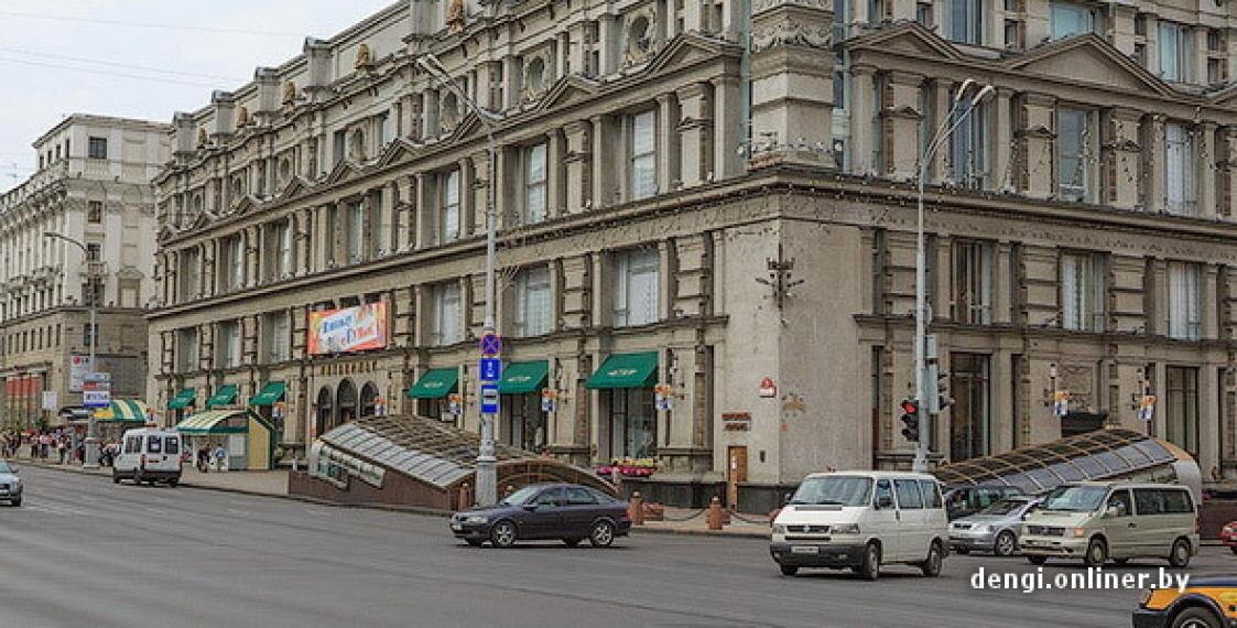 Вот между машинами на перекрёстке, прямо под красной вывеской номера дома, неприметная дверка. Далее - лестница. И - наверх до конца. Там и Та столовка. Открывается в 11:30, закрывается рано, в 15:30. Сотрудники обслуживаются вне очереди. 