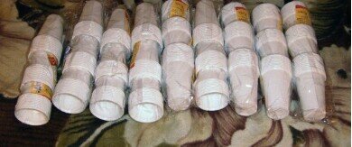 Новогодняя пора является самой чудесной. Ее наступления ожидает каждый человек на нашей планете. Действительно, подготовка к Новому году нравится многим. И это не удивительно. Мы покупаем подарки, составляем праздничное меню и выбираем наряды. Кроме этого, мы не забываем о творчестве. К примеру, к Новому Году можно смастерить массу красивых поделок. А использовать для их создания можно совершенно разные материалы. Таким материалом могут оказаться обыкновенные пластиковые стаканчики. Стоит отметить то, что такой материал не является дорогим. А еще он легко подвергается любой обработке. В общем, пластиковые стаканчики обладают многими плюсами. Поэтому создавать поделки из них одно удовольствие. Подключайте к этому занятию своих деток и весело вместе с ними проводите предпраздничную подготовку
