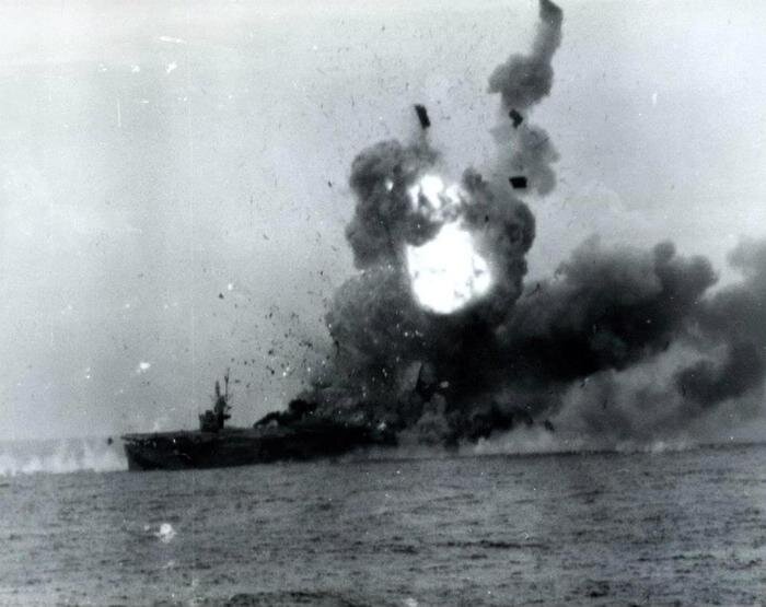 Детонация арсенала на авианосце USS St. Lo (CVE-63). Источник фото: worldwar2database.com