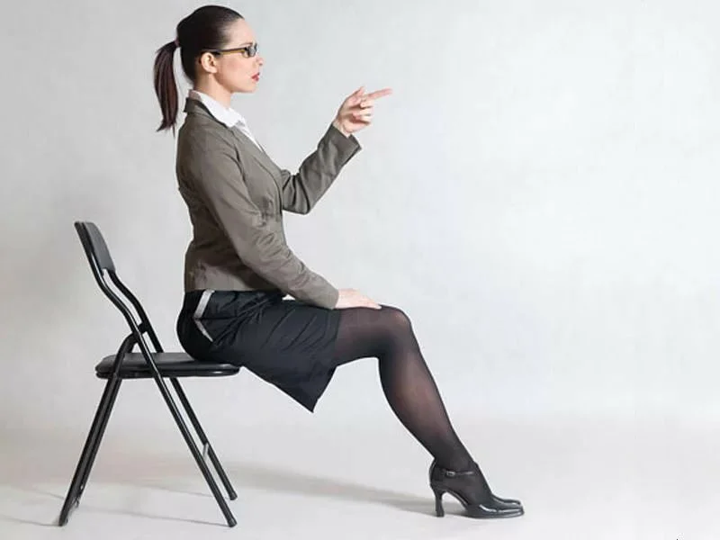 Фото девушек сижу на стуле. Женщина на стуле. Сидит на стуле. Женщина сидит. Женщина сидит в профиль.