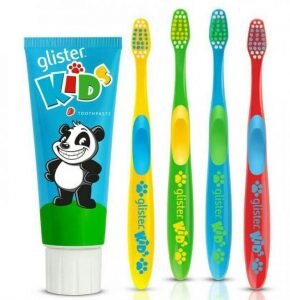 Выбор зубной щетки и зубной пасты имеют важное значение. Щетка должна подходить по размеру детского рта, а щетинки не должны быть слишком жесткие, чтобы не причинять ребенку дискомфорт в процессе чистки. В то время зубная паста должна быть с приятным привкусом. Имейте в виду, что многие дети не знают, как сплюнуть и рискуют проглотить пасту, поэтому важно купить ту, которая разработана специально для детей и не содержит агрессивных компонентов.