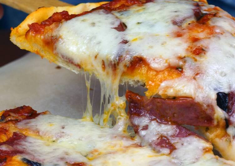 Хотите итальянской пиццы? Самой настоящей, невероятно вкусной с прекрасным тестом? Пицца- рецепт в домашних условиях. Очень вкусная итальянская пицца с тонким тестом и хрустящим краешком. 