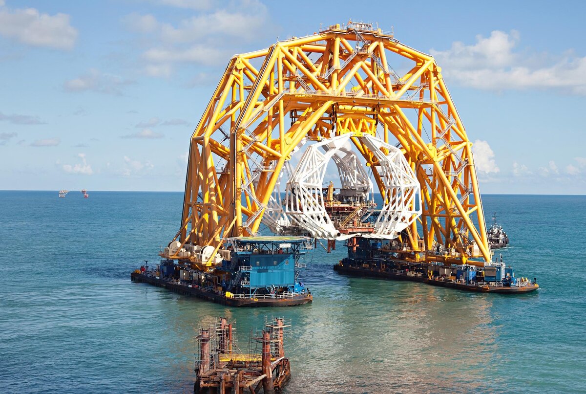 фото - https://www.reddit.com/r/MachinePorn/comments/6o9u7p/versabar_vb10000_heavylift_twingantry_catamaran/