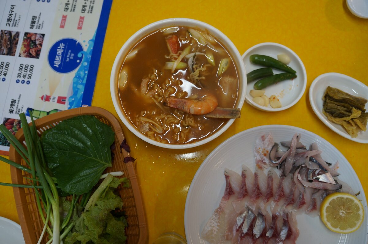 Сашими и рамен были восхитительно вкусными. Пустите меня снова туда!)))