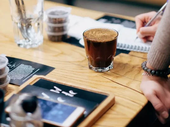 3. Воспроизводимый инструмент. Если сенсорный лексикон будут использовать обученные сенсорные специалисты — они оценят один и тот же кофе на разных концах планеты одинаково. 
Сенсорный лексикон — универсальный научный инструмент в мире кофе