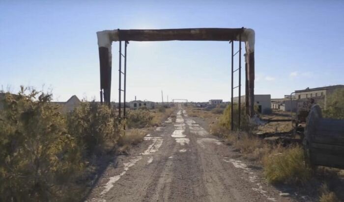 Аральск-7, остров Возрождения. Город-призрак, где по слухам испытывали биологическое оружие. Полностью автономный город был срочно покинут в начале 90-х.
