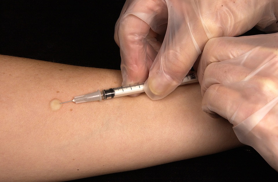 https://cdn.pixabay.com/photo/2012/11/28/01/35/vaccination-67477_960_720.jpg