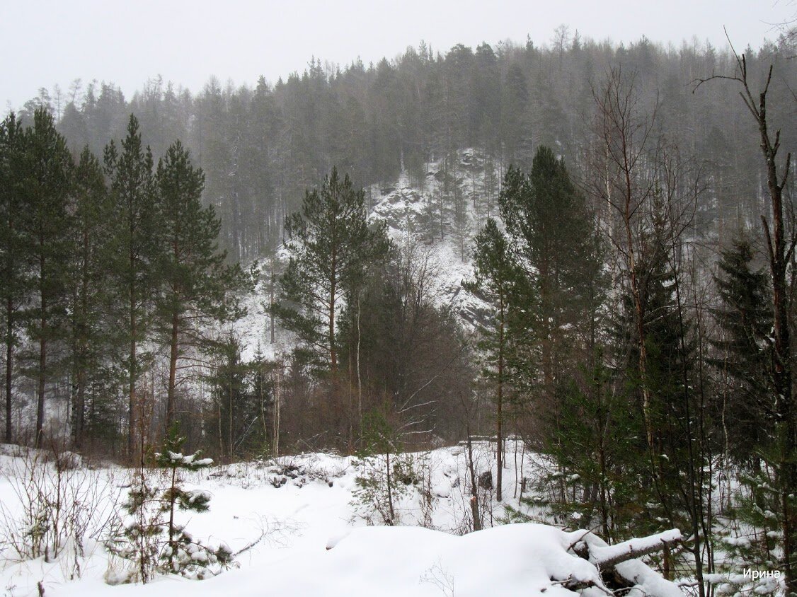 Скалы в снегу.