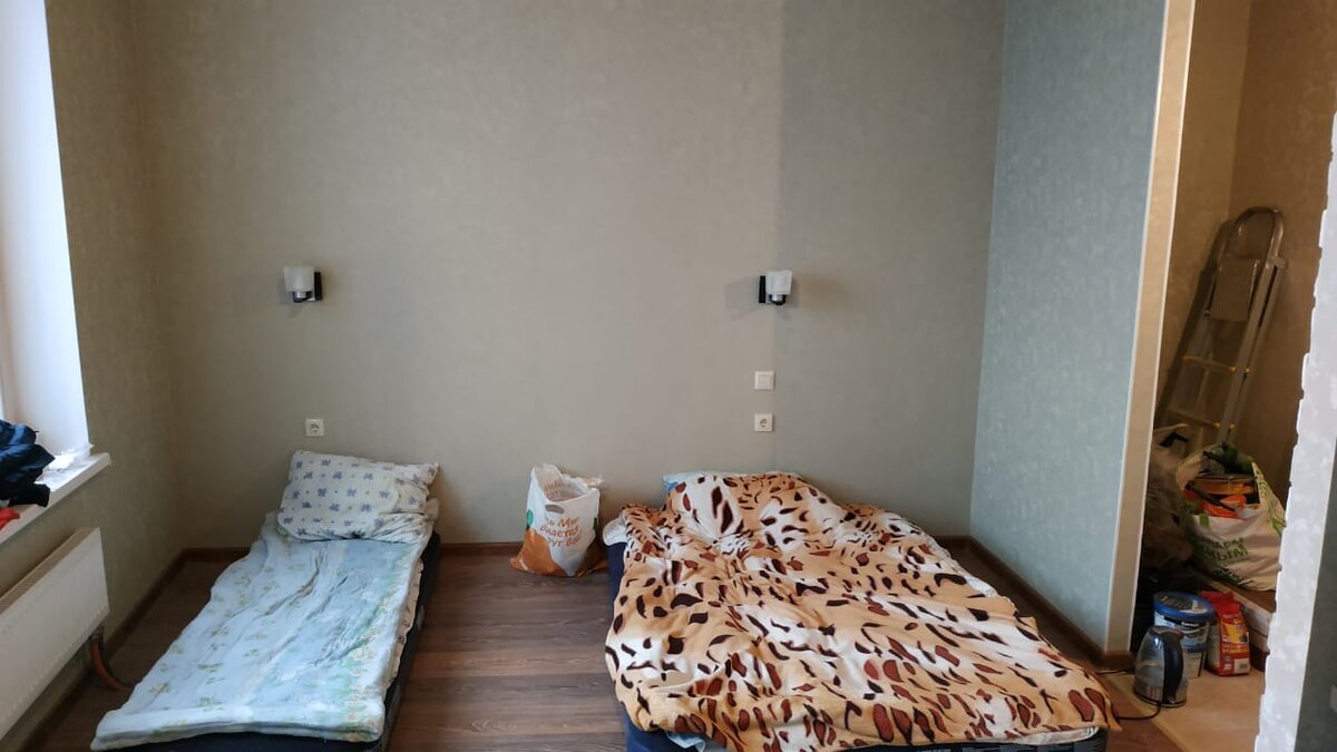 поначалу приходилось спать вот так