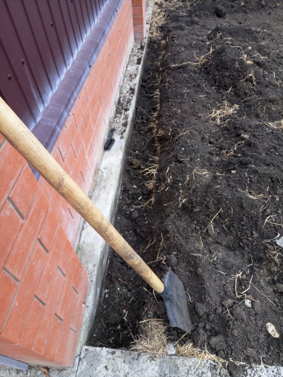 Начала копать траншею