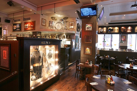 Первой реликвией коллекции Hard Rock Cafe в Лондоне стала гитара Эрика Клэптона (Eric Clapton).  Находится на углу улиц Пикадили и Парк Лэйн